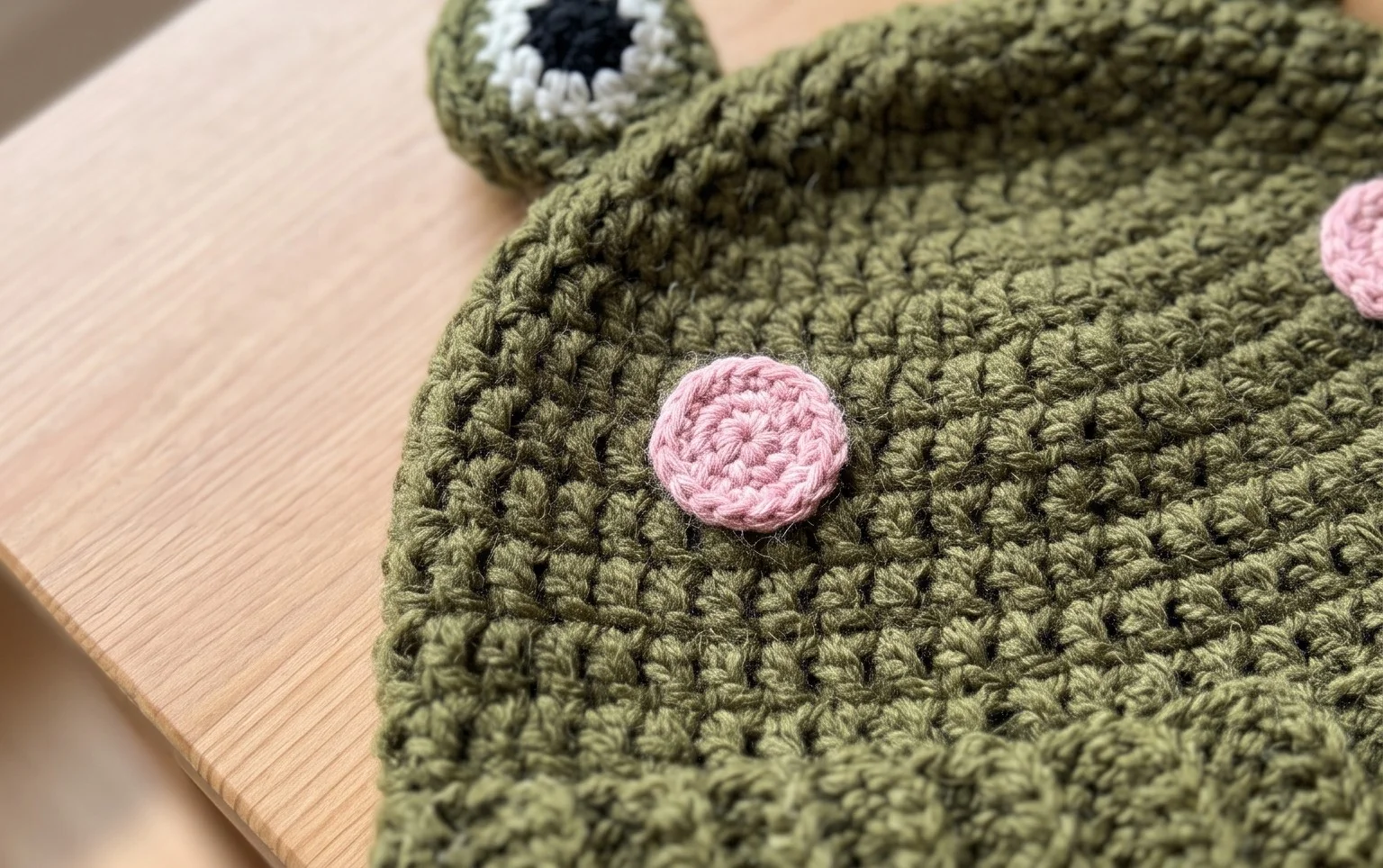 Crochet Frog Hat Pattern - thecaffeinatedsnail.com